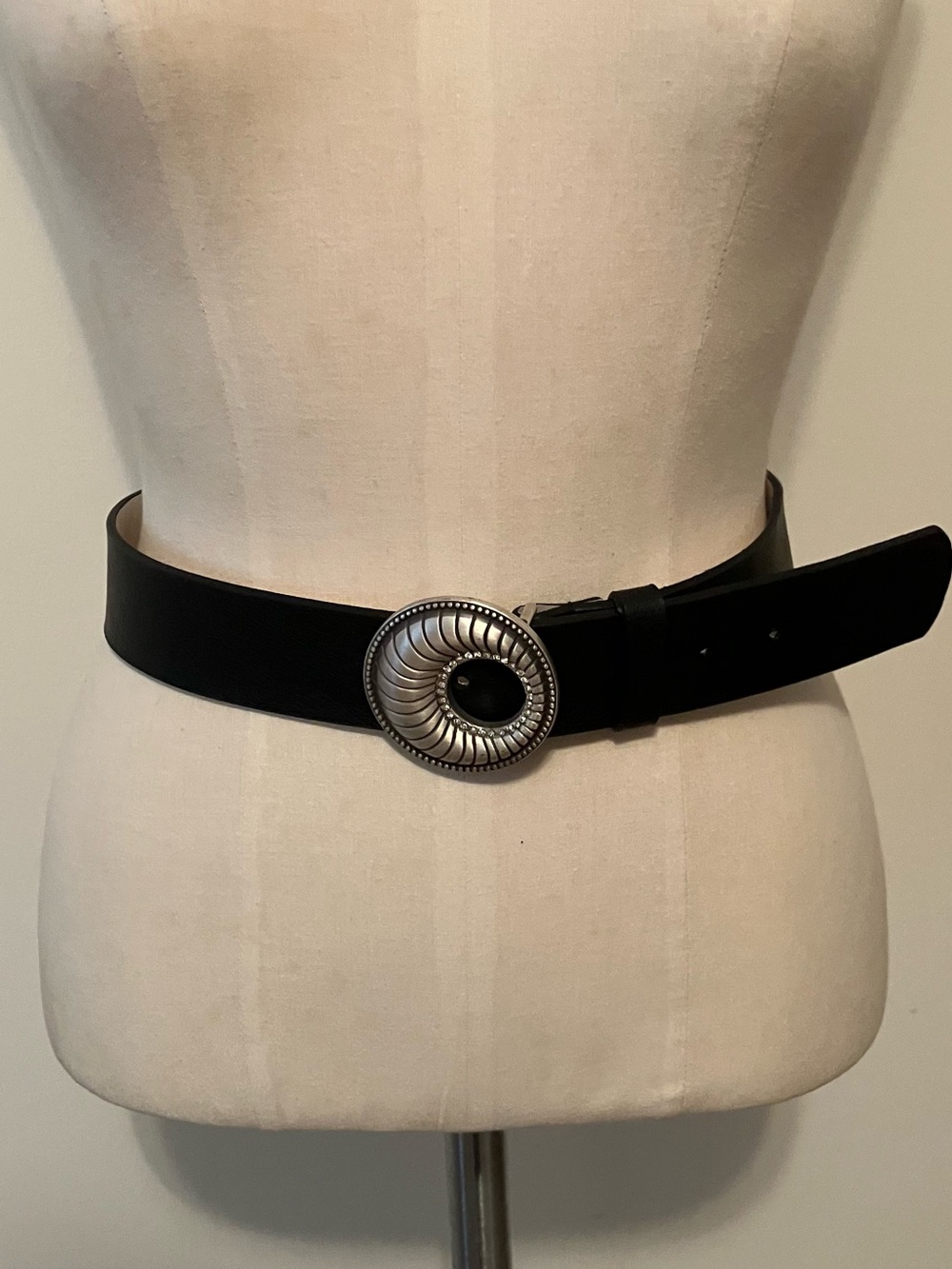 Chicos Western Rhinestone Statement Buckle Women’s Belt L Black Vegan Leather
